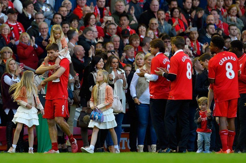 Steven Gerrard & His Daughters (Liverpool - Crystal Palace).jpg