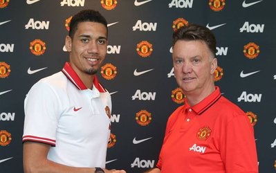 کریس اسمالینگ با منچستر یونایتد تمدید کرد