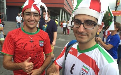 بازدید اماراتیها از چمن ورزشگاه و بیتفاوتی تماشاگران ایرانی به سؤالات حاشیهای