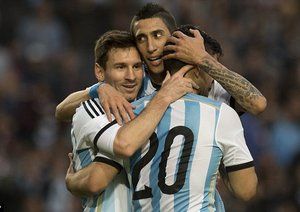 آگیرو -  مسی - دی ماریا|جشن لئو مسی بعد از باز کردن دروازه اسلوونی همراه با آگوئرو و دی ماریا.