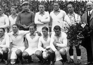 جام جهانی 1930|تیم ملی فرانسه، پیش از دیدار خود برابر مکزیک در جام جهانی در ورزشگاه سنترال پارک، 13 جولای 1930. فرانسه 4-1 به پیروزی دست یافت. ردیف عقب (از راست به چپ): آگوستین شانترل، مارسل پینل، آلکسیس تپوت، مارسل کاپله، اتین ماتلر، الکساندر ویلاپلین، یک مقام ناشناس. ردیف جلو: ارنست لیبراتی، ادموند دلفور، آندره ماسشینوت، لوسین لورن، مارسل لانگیلر.