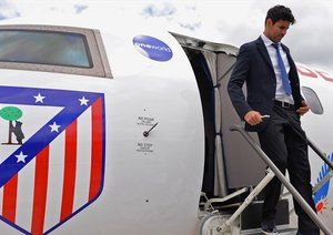 دیگو کاستا|دیگو کاستا از باشگاه اتلتیکو ماردید همراه با سایر هم تیمی ها برای دیدار در فینال لیگ قهرمانان اروپا برابر رئال مادرید، در فرودگاه شهر لیسبون از هواپیما پیاده می شود.