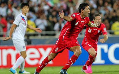 نگرانی عکاسان کره‌ای از ورزشگاه آزادی و روحیه دادن سرمربی به بازیکنش