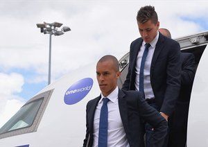 میراندا|میراندا از باشگاه اتلتیکو ماردید همراه با سایر هم تیمی ها برای دیدار در فینال لیگ قهرمانان اروپا برابر رئال مادرید، در فرودگاه شهر لیسبون از هواپیما پیاده می شود.