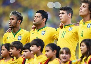 اوسکار -هالک- نیمار - فرناندینهو|بازیکنان تیم ملی برزیل در حال خواندن سرود ملی .