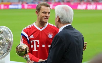 عکس روز | نویر جایزه بهترین بازیکن سال 2014 آلمان را دریافت کرد