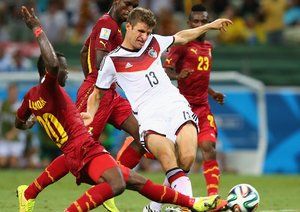 توماس مولر - كوادو آساموا|تکل بلند آساموا از غنا به روی پای بازیکن آلمان ، توماس مولر .