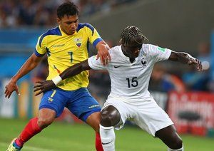 باكاری سانيا - مونترو|کنترل توپ توسط باكاری سانيا از فرانسه در مقابل بازیکن اکوادور.