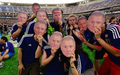 حضور هواداران ژاپن با ماسک زاکرونی + عکس