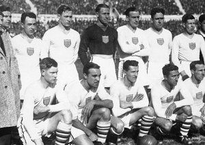 جام جهانی 1930|تیم ملی آمریکا، پیش از دیدار خود برابر آرژانتین در مرحله ی نیمه نهایی جام جهانی 1930 در ورزشگاه سنتناریو در مونته ویدئو، 26 جولای 1930. آرژانتین 6-1 به پیروزی رسید. ردیف عقب (چپ به راست): روبرت میلر (مربی)، ناشناس، جیمز گالاگر، الکساندر وود، جیمز داگلاس، جورج موورهاوس، رافائل تریسی، آندرو آولد، ناشناس. ردیف جلو: جیمز براون، ویلیان گونسلیوز، برترام پاتناوده، توماس فلوری، بارتولومئو مک گی.