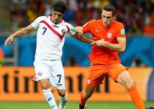 اِستِفان دی وِریج -کریستیان بولانوس|تقابل بین اِستِفان دی وِریج ، بازیکن هلند و کریستیان بولانوس از کاستاریکا بر سر توپ.