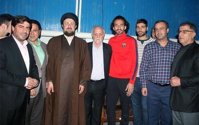 گزارش تصویری| پرسپولیسی‌ها پیراهن طارمی را به نوه امام دادند