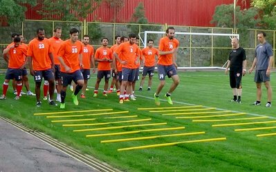 حاشیه‌های تمرین پرسپولیس | کری‌خوانی برای استقلالی‌ها و لقبی که برای قلعه‌نویی انتخاب شد