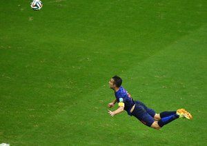 روبن فن پرسی|صحنه زیبای به ثمر رسیدن گل اول هلند توسط روبین فن پرسی .