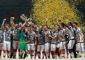 جام قهرمانی در دستان بوفون