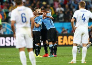 استیون جرارد - جاجیلکا|جشن بازیکنان اروگوئه بعد از باز کردن دروازه تیم ملی انگلستان .