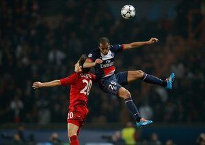 لوکاس|لوکاس از پاری سن ژرمن جاذبه را به چالش می کشد تا در بازی هوایی برابر گواردادو از لورکوزن چیره گردد.