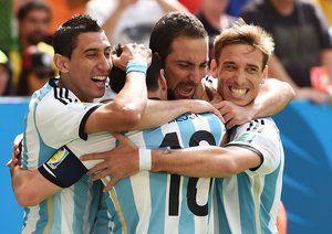 گونزالو ایگواین - دی ماریا - مسی|خوشحالی گونزالو ایگواین ، مهاجم تیم ملی آرژانتین بعد از گلزنی مقابل تیم بلژیک.