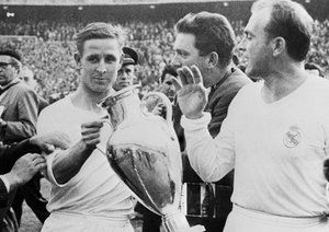 فینال لیگ قهرمانان اروپا 1957|قهرمانی رئال مادرید در سال 1957 در ورزشگاه سانتیاگوبرنابئو با شکست 2-0 قهرمانی را از آن خود می کند.